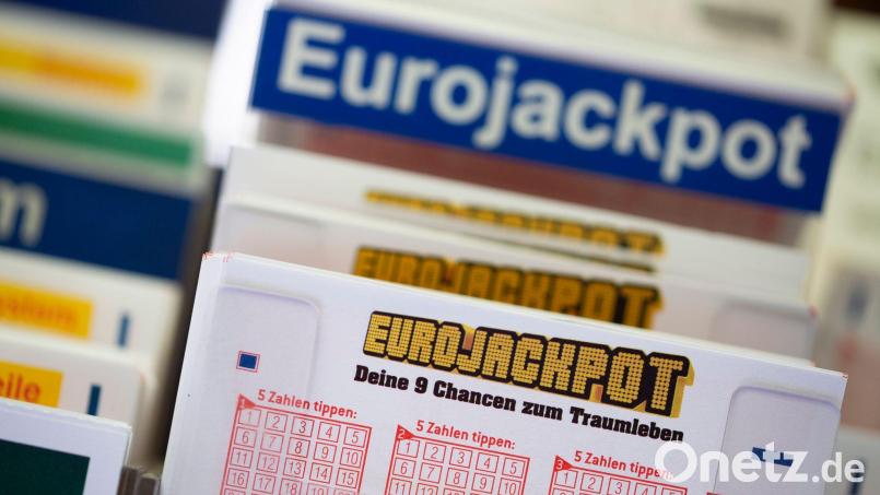 Lottoscheine mit der Aufschrift „Euro Jackpot“ liegen in einer Lotto-Annahmestelle. Bild: Thomas Banneyer/dpa/Symbolbild