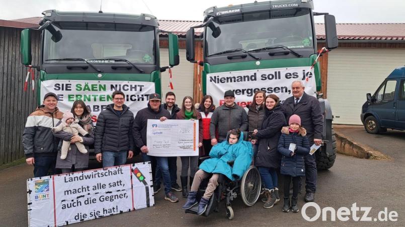 Die Scheckübergabe mit Vertretern der Firma Biogas Schedl, des Rings junger Landwirte Tirschenreuth, des Vereins &quot;Happynest&quot; sowie Bürgermeister Johann Burger. Bild: Familie Schedl/exb