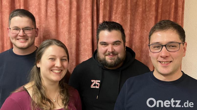 Andreas Schlicht und Annemarie Brunner (rechts, Zweite von links) übergaben das Amt der Jugendwarte bei der Jugendfeuerwehr Ahornberg an Maximilian Horn und Stefan Popp (von links). Bild: Feuerwehr Ahornberg/exb