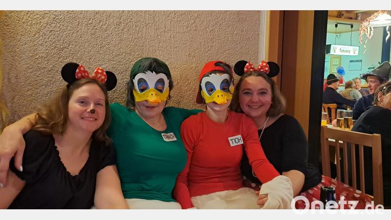 Minnie Mouse trifft Tick und Track beim Pullenrieder Weiberfasching. Bild: M. Irlbacher/exb