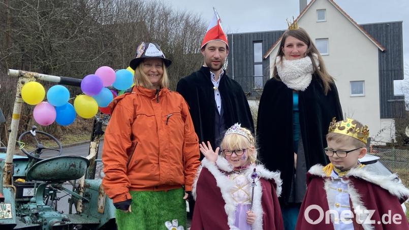 Der Gaudiwurm geht mit Prinzenpaar Christina Pschierer und Florian Simmerl, sowie Kinderprinzenpaar Eva Kastner und Leon Bösl durch den Ort. Bild: Angelika Plößner/exb