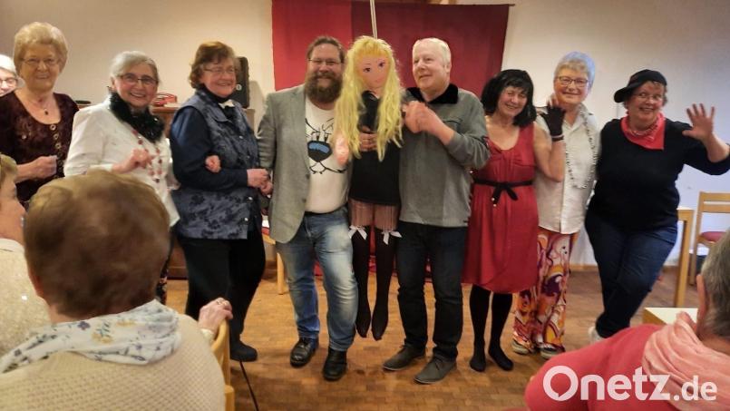 Das Faschings-Ensemble des Frauenkreises: (von links) Lina Seitz, Erika Hiltel, Elsbeth Vogel, Diakon Bernd Deyerl, Helene Fischer, Kurt Stielper, Hannelore Stielper, Roswitha Pillhofer und Annelie Rauschert. Bild: Hannelore Stielper/exb