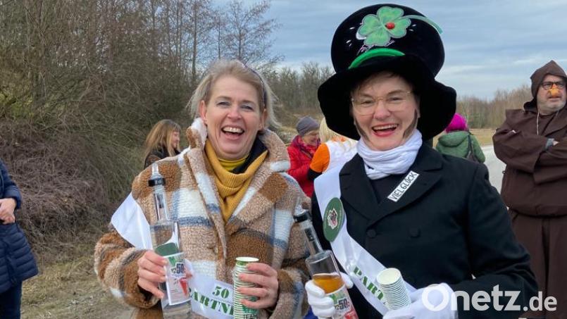 Die beiden Bürgermeisterinnen Sabine Dorner-Leyerer (links) und Sonja Meier (rechts) mit den Partnerschaftsbanderolen. Bild: Mösbauer/exb