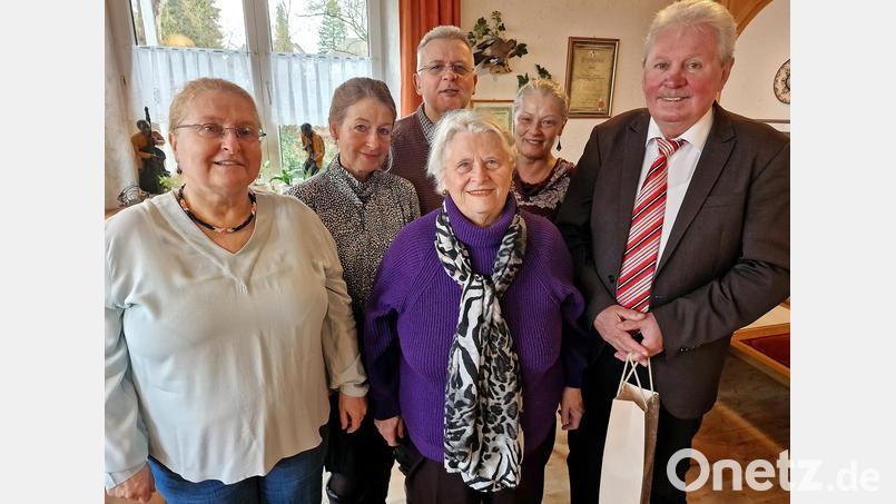 Anna Berger (Mitte) feiert ihren 90. Geburtstag. Dazu gratulieren ihre Kinder (von links) Kordula, Christina, Ulrich, Birgit und Hans Forster. Bild: R. Kreuzer