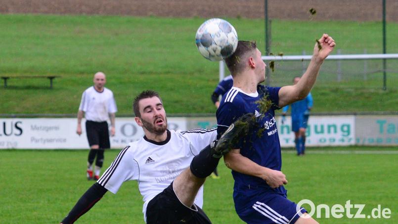 Die DJK Weihern/Stein (links im Bild Lukas Gradl) macht künftig mit der zweiten Mannschaft des FC Wernberg gemeinsame Sache. Archivbild: mhs