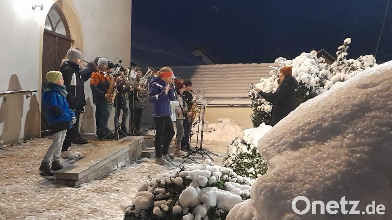 Die Nachwuchskapelle lässt beim Adventsmarkt in Högling Weihnachtsstimmung aufkommen. Bild: C. Bär/exb