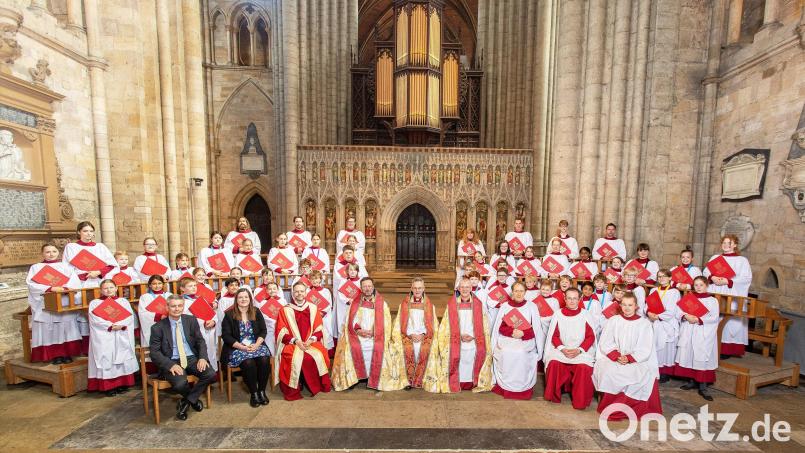 Eines der Chorkonzerte in der Basilika Waldsassen gestaltet Ende Juli der Ripon Cathedral Choir unter Leitung von Ronny Krippner (vordere Reihe, Dritter von links), der in Waldsassen aufgewachsen ist. Bild: Duncan Lomax/Basilikakonzerte Waldsassen/exb