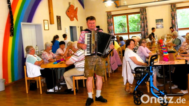 Zum Fasching der Seniorengruppe Wernberg-Köblitz spielt Musikant Johannes Braun. Bild: Fiedler/exb
