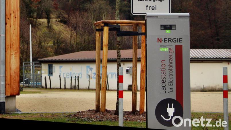 Dieser E-Ladesäule in Etzelwang fehlt noch der Stromanschluss. Bild: ds