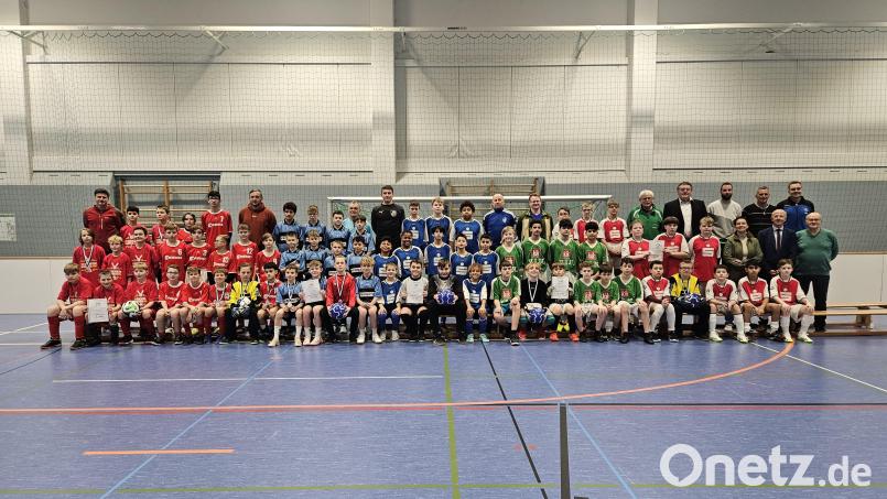Die sechs an der Hallenfußball-Landkreismeisterschaft beteiligten Jungen-Teams bei der Siegerehrung Bild: khg