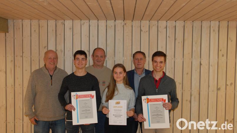 Ehrungen bei den Sportschützen Schmidmühlen (von links): Schützenmeister Josef Popp, Lorenz Flieder, stellvertretender Gausportleiter Peter Hüttner, Antonia Heimler, Dritter Bürgermeister Mathias Huger und Torsten Flieder. Bild: pop