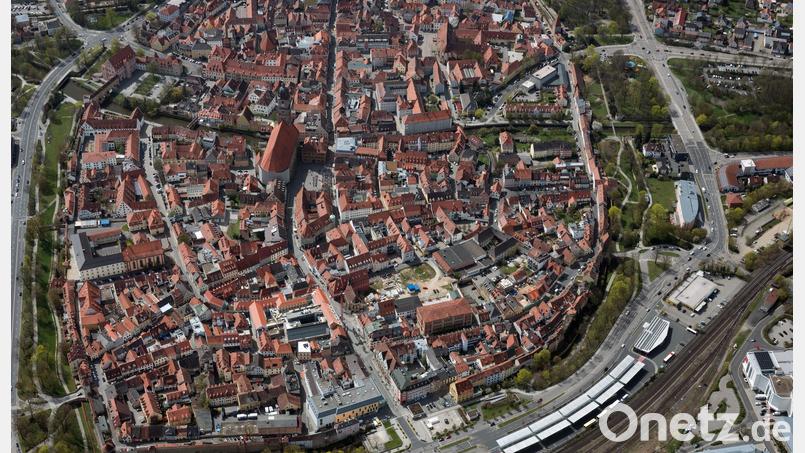 Die Altstadt Amberg aus der Luft. Viele Altbauten stehen zur Renovierung an, aber woher das Geld nehmen? Bei einigen Teilverkaufs-Modellen ist Vorsicht geboten. Luftbild: Bernd Georgi