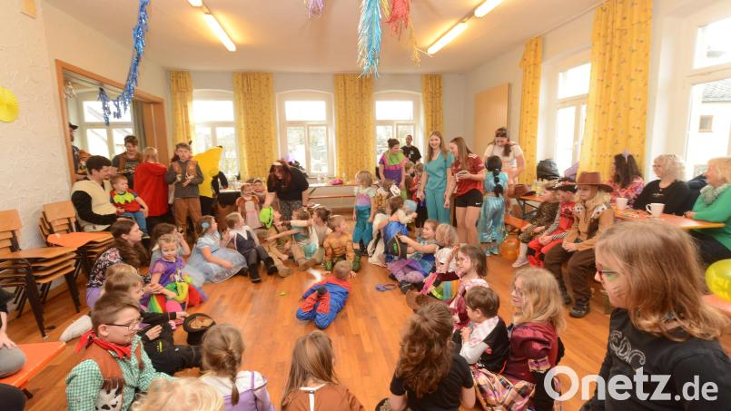 Die Buben und Mädchen belagern beim Kinderfasching die erste Etage des des Dorfgemeinschaftshauses in Burkhardsrieth. Bild: bey