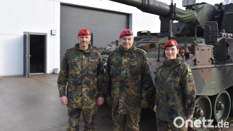 Besuch von Inspekteur des Heeres, General Alfons Mais (Mitte) bei den beiden Artilleriebataillonen in der Weidener Major-Radloff-Kaserne. Oberstleutnant Thorsten Wallschus (links) und Oberstleutnant Hekja Werner (rechts) nehmen ihn in Empfang. Bild: Thorsten Böhner/exb