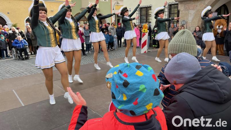 Die Tänzerinnen von &quot;Dance Unlimited&quot; sorgen am Faschingsdienstag am Unteren Markt für Begeisterung unter den 250 Besuchern. Bild: Gabi Schönberger