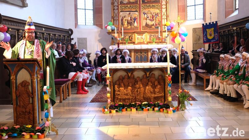 &quot;!Den Fröhlichen hilft Gott&quot;, versicherte Stadtpfarrer Johannes Bosco am Sonntag in einer Faschingspredigt voller Geist und Witz Bild: do