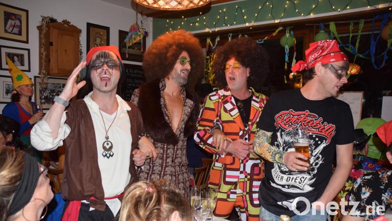 Hippies und Piraten singen beim Kappenabend im Chor.. Bild: wku