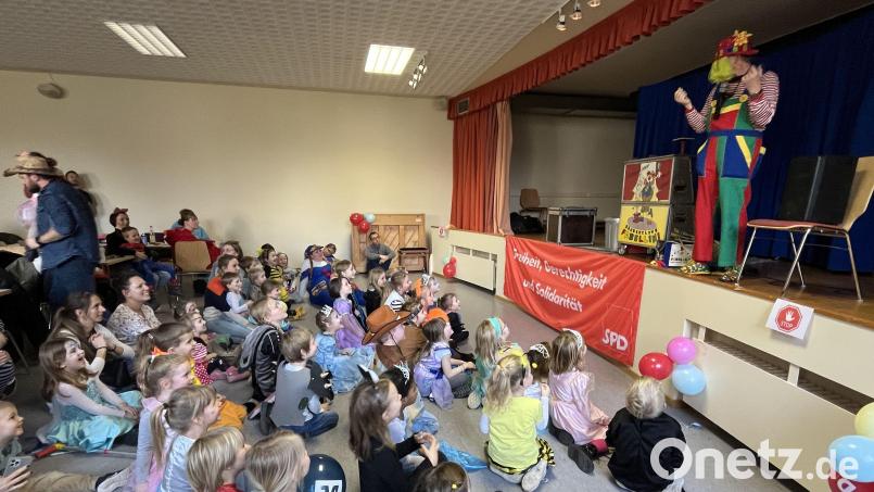 Die Tricks des Zauberers Fabellini begeistern die kleinen Maschkerer beim SPD-Kinderfasching in Schirmitz. Bild: SPD Schirmitz/exb