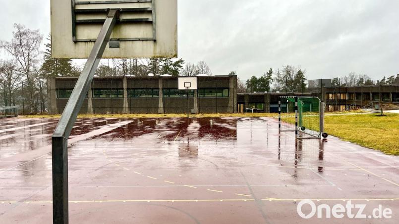 Der Allwetterplatz am Gymnasium Neustadt/WN soll einer neuen Zweifachturnhalle weichen. Die wird notwendig, weil vor allem die Lobkowitz-Realschule guten Zulauf hat. Unterhalb hat der Landkreis erst vor kurzem die Dreifachturnhalle des Gymnasiums generalsaniert. Bild: Gabi Schönberger