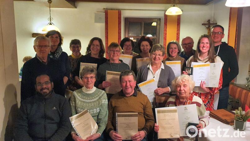 Verdiente Mitglieder des Pittersberger Kirchenchors werden geehrt. Mit dabei: Pfarrer Sagayaraj Lourdusamy (sitzend, links), dahinte Ruhestandsseelsorger Josef Beer und seine Haushälterin Elisabeth Vogl (hinten, Vierte von links) sowie Chorleiterin und Organistin Karin Hottner (mittlere Reihe, Zweite von rechts). Bild: gm