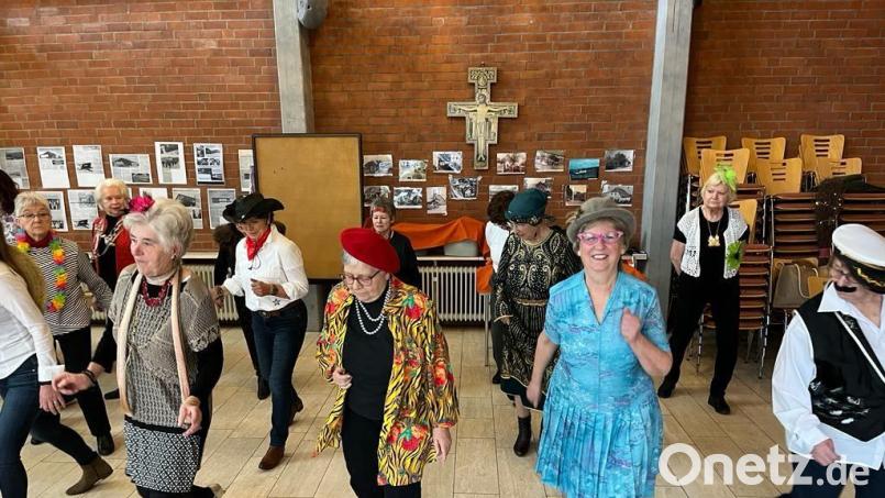 Der Tanz beim Rosenmontags-Brunch des Frauenbunds Aschach-Raigering brachte richtig Schwung in die Bude. Bild: Gabi Pongratz/exb