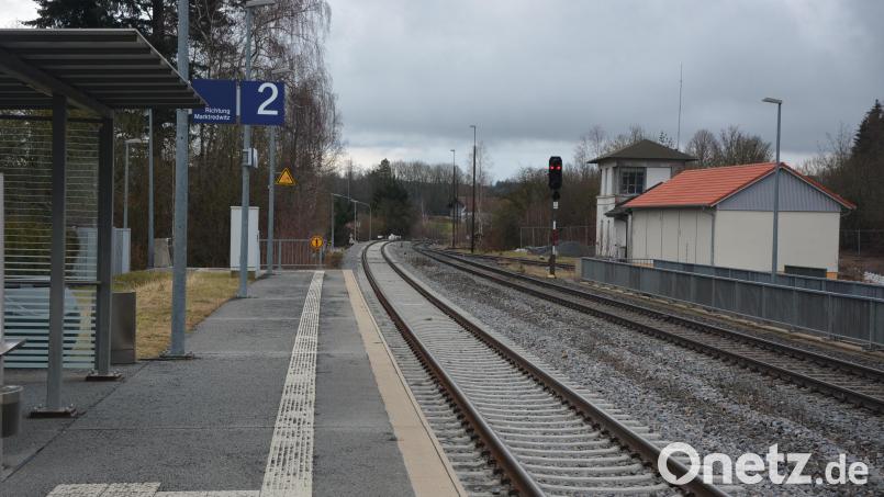 Elektrifiziert werden soll die Bahnstrecke Marktredwitz-Regensburg, die durch den Bahnhof Pechbrunn führt. Thema im Gemeinderat waren Lärmschutzmaßnahmen, die die Deutsche Bahn angekündigt hat. Bild: jr
