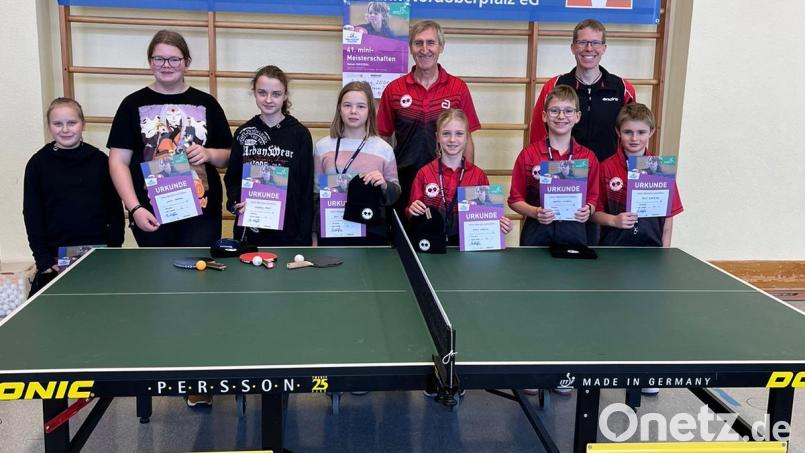 Zu den Erfolgen bei den Tischtennis-Mini-Meisterschaften gratulierten (hintere Reihe, von links) Spartenleiter Markus Schäffler und Jugendleiter Sebastian Meissner Nadzeia Karp (vorne, Dritte von links) und Hannes Schröck (vorne, Zweiter von rechts). Bild: TB Jahn Wiesau/exb