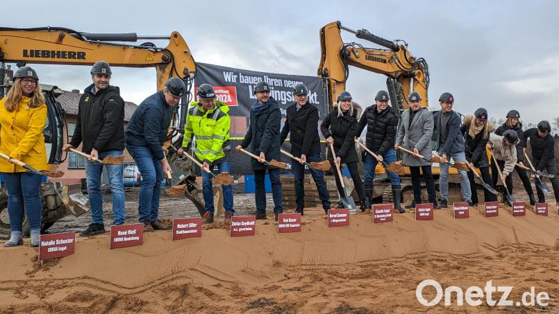 Eine stattliche Anzahl von &quot;Spatenstechenden&quot; startete zu Beginn der Woche symbolisch den Neubau des Edeka-Markts Legat in Waldsassen. Bild: pz