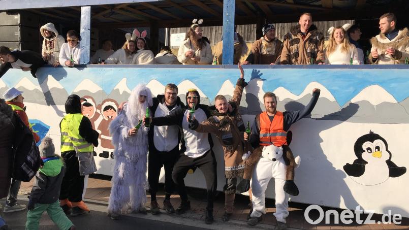 Eiszeit herrscht in Großschönbrunn und Krickelsdorf. Beim Gebenbacher Faschingszug herrschte aber keine frostige Stimmung. Bild: mma