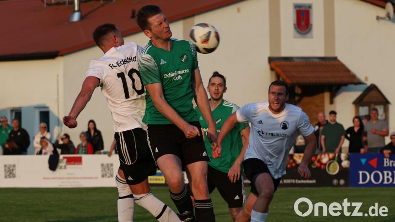 Im Fußballkreis Amberg/Weiden ist eine neue Auf- und Abstiegsregelung (vorerst) für die Kreisliga geplant. Sollte diese umgesetzt werden, könnte auch die Relegation verschlankt werden. Das Bild zeigt eine Szene aus dem letztjährigen Relegationsspiel zwischen dem FC Edelsfeld und TSV Reuth (3:4). Bild: Dieter Jäschke