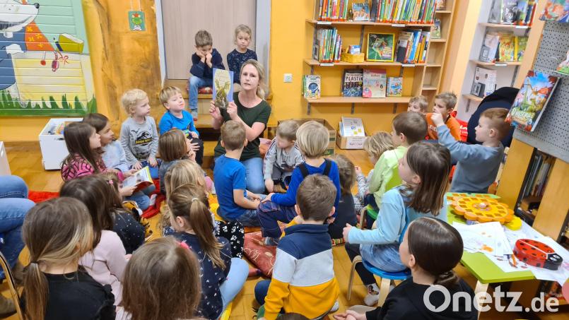 26 Kinder kamen zur Vorlesestunde mit Sabine Bayerl in die Bücherei Kulmain. Bild: Gemeindebücherei Kulmain/exb