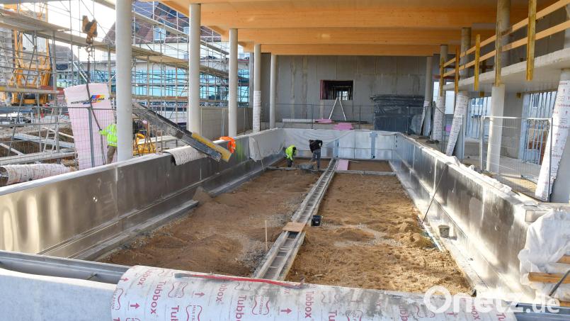 Hier wird einmal ein 25-Meter-Schwimmbecken mit vier Bahnen sein. Es ist Teil des neuen Konzepts von Gut Matheshof in Kreuth bei Rieden. Bild: Petra Hartl