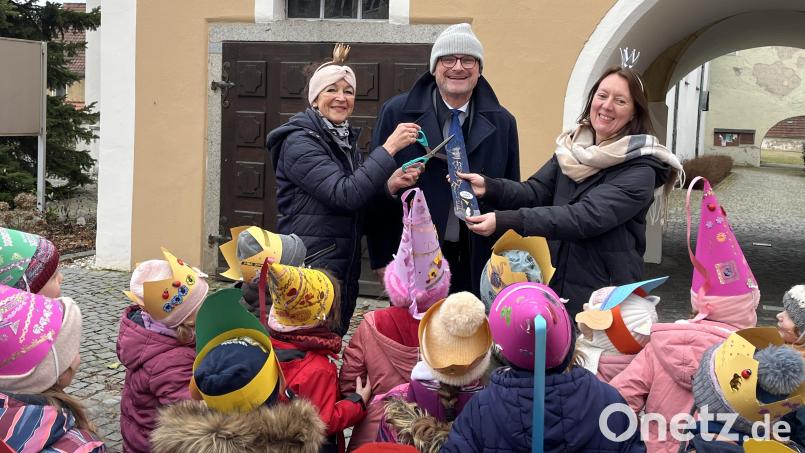 Bürgermeister Beer beim Krawatte abschneiden: Im Bild (von links) Marion Weiß, Bürgermeister Beer und Michaela Kiefmann. Bild: Steffens/exb