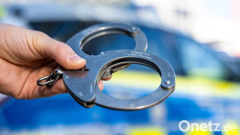 Ein wegen eines Raubüberfalls in Weiden Tatverdächtiger sitzt in U-Haft, ein zweiter Täter wird noch gesucht. Symbolbild: David Inderlied / dpa