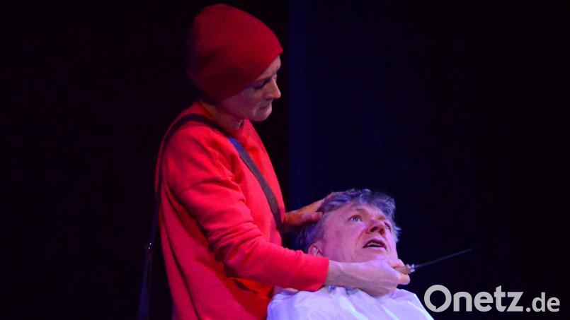 Glattrasur gefällig? Susanne Hocke als Woyzeck und Jürgen Larys als Hauptmann auf der Kulturbühne in Weiden. Bild: Kunz