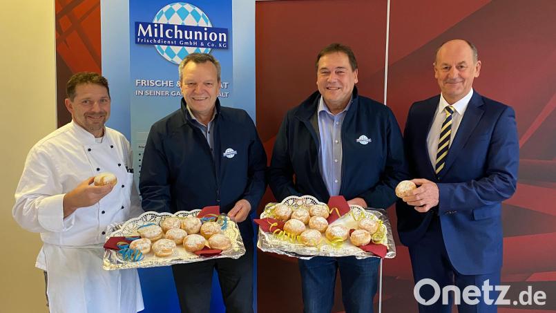 Josef Plank und Christian Regner von der Milchunion Weiden (Mitte) spenden 3.000 Krapfen für die Patienten und Beschäftigten der KNO. Dafür bedanken sich Karl Wittmann (rechts) und Küchenchef Ronny Hinderlich (links). Bild: Kliniken Nordoberpfalz, Michael Reindl(exb