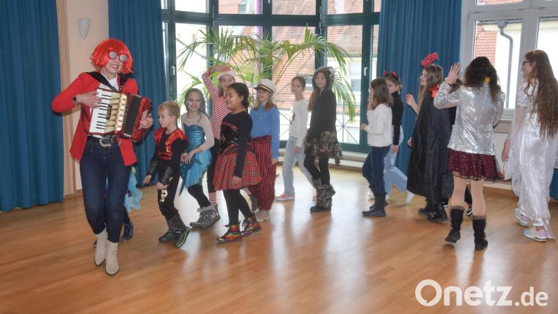 Beim Faschingskonzert der Musikschule Fantasie im Maria-Seltmann-Haus ziehen die Musikschüler mit ihrer Lehrerin Lilia Gette durch den Saal. Bild: fz