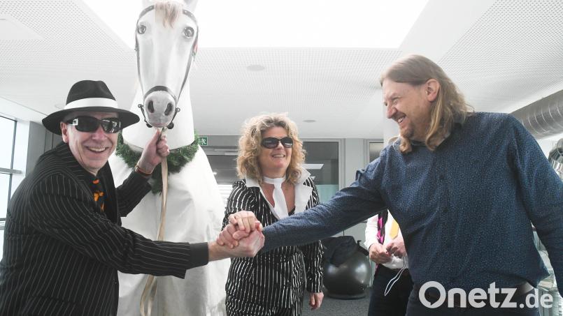 Hand drauf: Wegen des betagten Pferds sind Jürgen Laubert (links) und Beate Merkel von der Schimmel AG mit Chefredakteur Kai Gohlke handelseinig. Bild: Gabi Schönberger