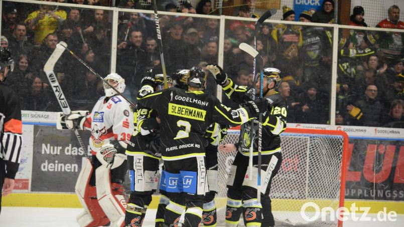 Der ERSC Amberg bejubelt den Einzug ins Play-off-Viertelfinale der Eishockey-Bayernliga. Bild: Andreas Brückmann