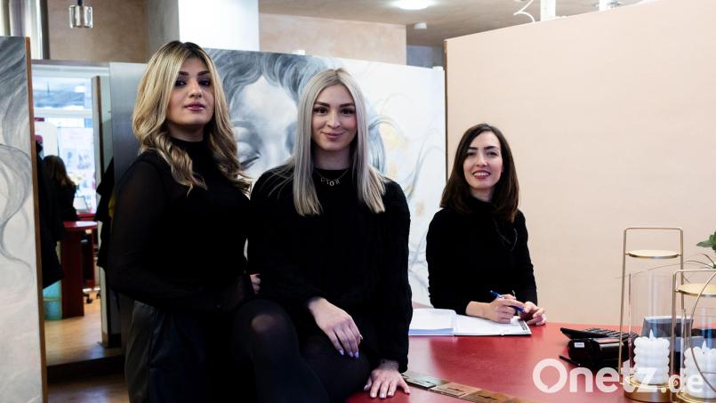 Nasim Esmaeilzadeh Haghighi (von rechts) führt mit ihren Mitarbeiterinnen Stephanie Stich und Ameneh Madiseh seit Jahresbeginn das Friseurgeschäft Frey weiter. Bild: Silvia Giardino