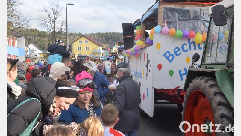 Tolle Stimmung, so viele kleine und große Faschingsnarren wie noch nie beim Faschingszug von Trebsau nach Bechtsrieth. Bild: fz