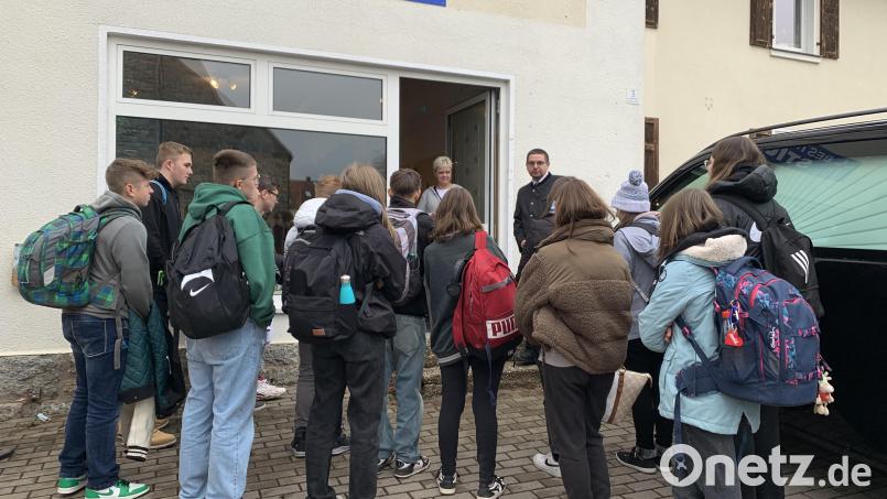 Die Schüler der 9. Klasse der Fichtelnaabtal-Mittelschule besuchten ein Bestattungsinstitut. Bild: Bestattungsinstitut Sticht/exb