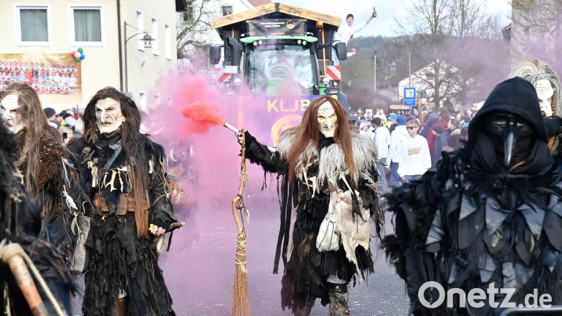 Gruselige Gestalten: Aus dem fränkischen Allersberg waren die Hexen angereist. Bild: Petra Hartl