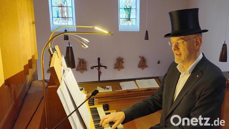 Dass es ein besonderes Konzert wird, zeigte der Zylinder: Reinhold Schelter bewies mit dem Zusammenfalten, dass es sich um einen &quot;chapaeu claque&quot;, ein Faltzylinder, handelt. Bild: ld