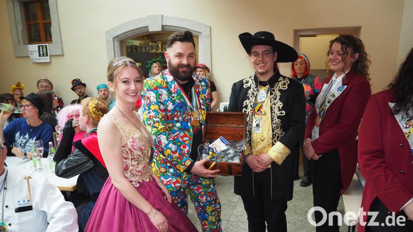 Die Faschingsregenten geben Bürgermeister Sebastian Dippold die Stadtkasse zurück – gefüllt mit Schottersteinen. Bild: krb
