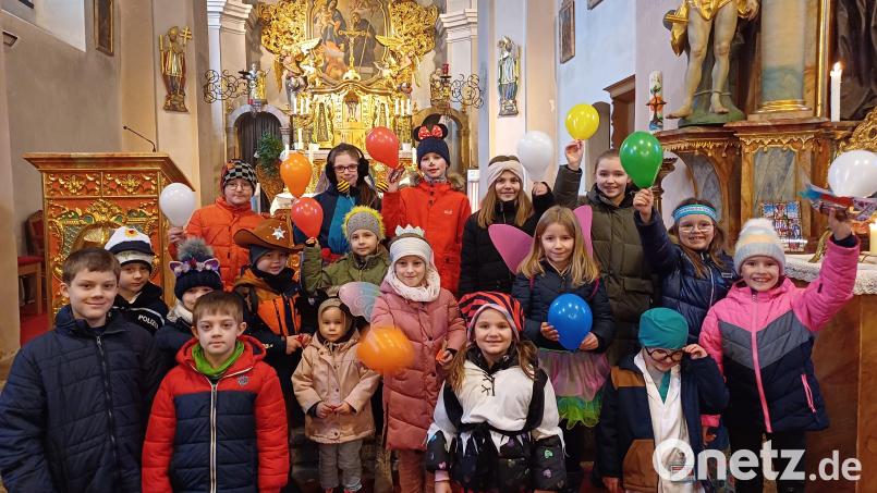 Zum Gottesdienst am Faschingssonntag in der Pfarrei Leonberg kamen die Kinder kostümiert; außerdem flogen Luftballons durch die Kirche. Bild: Regina Siller/exb
