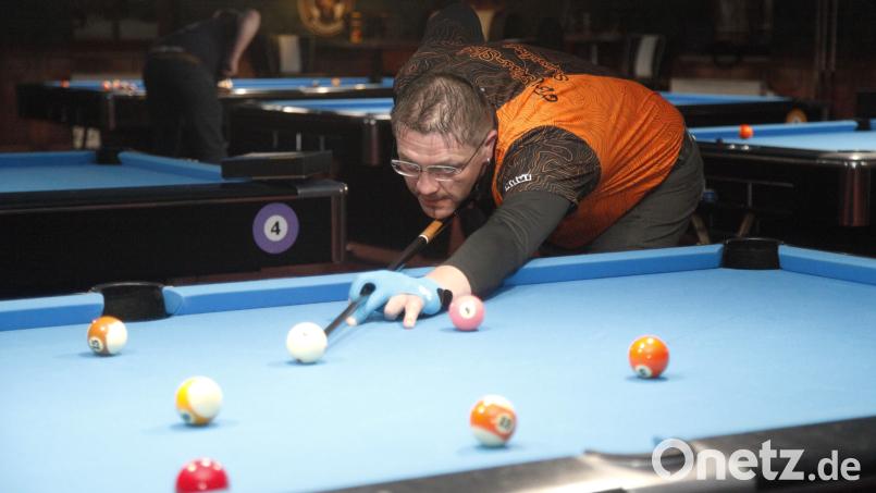 Andreas Kurz aus Schwarzenfeld holte sich den bayerischen Meistertitel im Poolbillard in der Kategorie "8-Ball". Der 48-jährige startet für den Schwandorfer Verein "Kiss-Shot". Bild: Hirsch