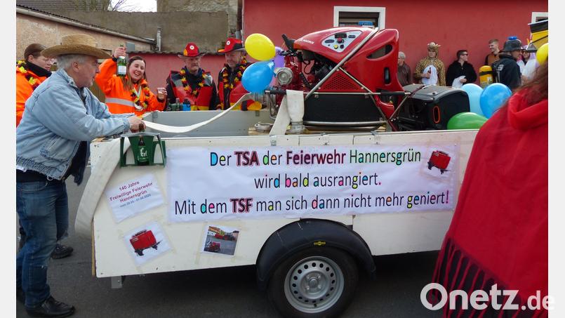 Das neue Fahrzeug ist Thema des Wagen der Feuerwehr beim Faschingszug Kohlberg. Bild: hme
