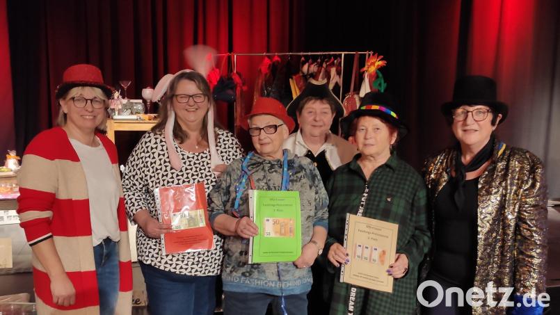 Zur Siegerehrung versammelt sind (von links) Stadträtin Bettina Moser, Karin Niebler, Gisela Völlger, Monika Kick, Heidi Jäger und Renate Dümmler. Bild: Petra Schilling/exb