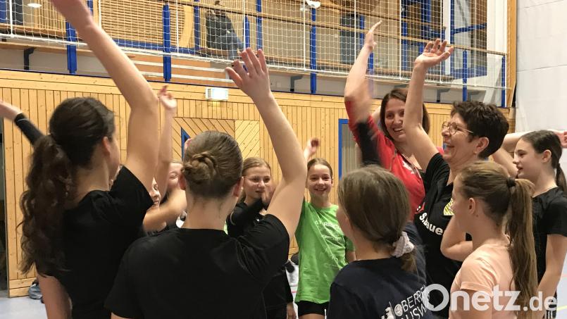 Mit ihrer Begeisterung für Volleyball hat Lisa Lederer (Dritte von rechts) schon viele junge Menschen angesteckt. Am 29. Februar wird ihr in München der bayerische Verdienstorden verliehen. Bild: mma